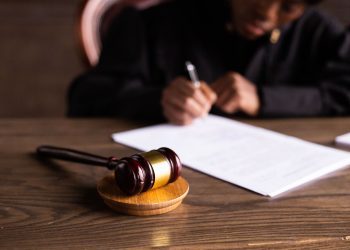 蝦皮賣家冒用BSMI、NCC認證！53歲男賣3組耳機遭判拘役20日