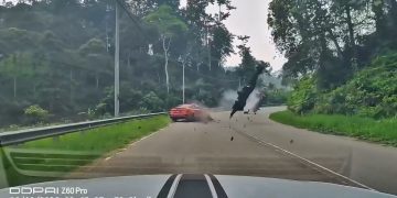 影／過彎失控衝對向！馬國騎士慘遭奧迪猛撞「空中旋轉2圈」　驚悚重摔影片瘋傳