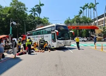 快訊/台中西區大客車撞新加坡籍婦人　送醫搶救2天不治、駕駛涉過失致死