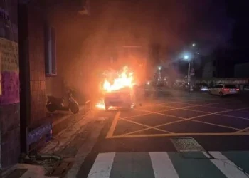 箱型車載化學品途中突起火　500CC發煙硝酸疑傾倒冒煙釀災