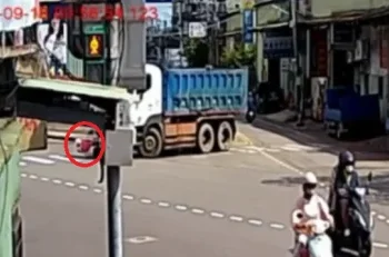 大車視覺差肇事！新北樹林機車砂石車相撞　女騎士卡車底消防隊員救出送醫