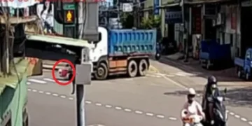 大車視覺差肇事！新北樹林機車砂石車相撞　女騎士卡車底消防隊員救出送醫