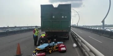 高屏大橋死亡車禍！25歲重機騎士撞大貨車車尾　送醫不治