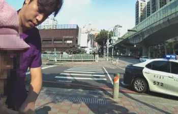 鐵漢不只柔情還「公主抱」！台中婦跌倒拒送醫　警暖心護送返家