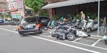 台中男駕賓士失控連撞28輛汽機車　4人受傷、身上查獲毒品咖啡包