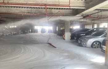 台中太平停車場「泡沫海」！消防管線疑遭撞斷　大量泡沫狂噴淹滿地