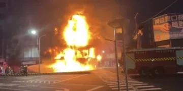 快訊/台南中西區機車店火警!惡火延燒醫美診所 消防射水搶救