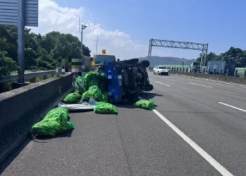 國道3號貨車爆胎翻覆！　袋裝玉米掉滿路面