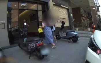 孕婦羊水破了！夫衝進派出所求救　警開道5分鐘送醫