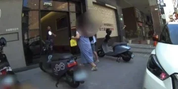 孕婦羊水破了!夫衝進派出所求救 警開道5分鐘送醫