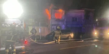 高雄橋頭鐵皮屋深夜竄火！年輕夫妻釣魚逃一劫「1人返家見狀昏倒」