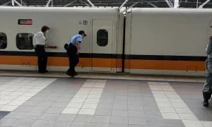 高鐵台南站旅客落軌！列車一度延誤　現場民眾直擊、畫面曝光