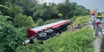 國1斗南段驚險事故！半聯結車疑爆胎失控　撞護欄翻落邊坡