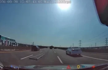 國3驚魂！鋁梯突掉落車道　駕駛直呼「嚇一個大的」警方要開罰