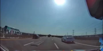 國3驚魂！鋁梯突掉落車道　駕駛直呼「嚇一個大的」警方要開罰