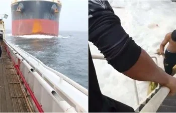 影／海上追撞影片瘋傳！散裝貨輪撞中國漁船　船身傾斜「海水灌入」船員倒一片