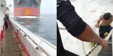 影/海上追撞影片瘋傳!散裝貨輪撞中國漁船 船身傾斜「海水灌入」船員倒一片