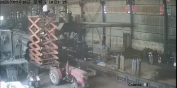影/工廠驚險工安意外!升降平台啟動時突損壞傾倒 陸2工人高空墜落撞曳引機