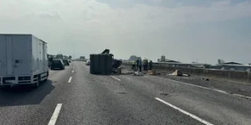 疑機件故障釀禍! 國道軍用大卡車翻覆