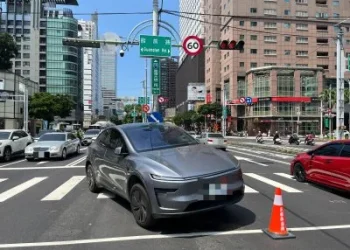 才隔2天又撞！台中同一路口2車「騎上行人庇護島」　行車路徑幾乎一樣
