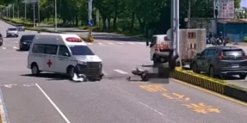 花蓮民間救護車紅燈右轉與機車相撞! 騎士撞飛命危