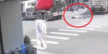 烏日腳踏車與預拌混凝土車擦撞騎士倒地! 幸未再遭碰撞輾壓