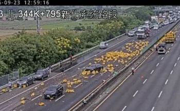 快訊／怎麼搞的！國3新化段「散落啤酒」南向全線封閉