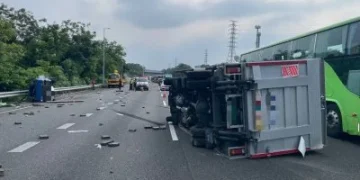 國3梅山段兩小貨車碰撞雙雙側翻　1人輕傷送醫、全線已恢復通車