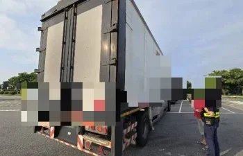 驚險瞬間曝！國1后里3車擦撞　小客貨車碰聯結車再撞轎車