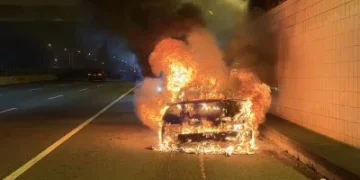 保時捷燒成一團火球!台74線快速道路火燒車 保時捷成廢鐵駕駛乘客急逃生