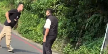 「別再推上去了!」九份公車擦撞多元計程車 2駕駛當街爆衝突畫面曝