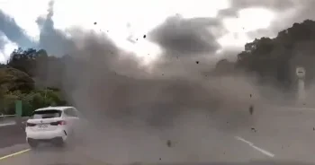 國道驚悚車禍畫面曝光！砂石車撞路肩拖板車　甩尾再撞內側車道自小客車釀3傷