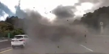 國道驚悚車禍畫面曝光！砂石車撞路肩拖板車　甩尾再撞內側車道自小客車釀3傷