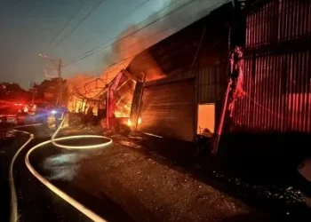 快訊／台南電腦器材回收場火警！火勢猛烈、濃煙竄出搶救中