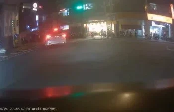 影／行人地獄！左轉車撞走斑馬線女子「捲車底拖行」　路人目擊驚悚過程尖叫