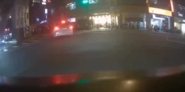 影／行人地獄！左轉車撞走斑馬線女子「捲車底拖行」　路人目擊驚悚過程尖叫