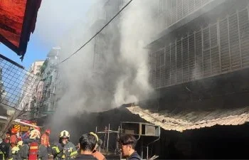 新莊大樓火警14人送醫疏散57人！　1樓早餐店與金紙店起火釀災  