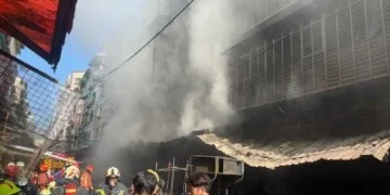新莊大樓火警14人送醫疏散57人! 1樓早餐店與金紙店起火釀災