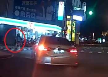 轉彎車未禮讓走斑馬線行人！　苗栗自小客車駕駛與女學生互嗆 