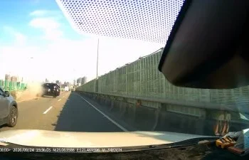 影／馬自達台64線切車道超車出事　失控自撞護欄「翻車滑行30公尺」