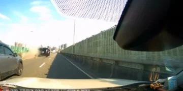 影／馬自達台64線切車道超車出事　失控自撞護欄「翻車滑行30公尺」
