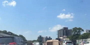國道搭帳逢？　不明車輛掉落駕駛最高可罰1萬8000元