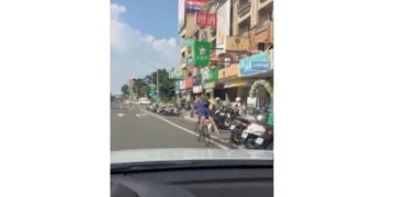 「趴騎超人」重現江湖?網傳騎士趴姿騎車引熱議 專家提醒:恐失控極危險