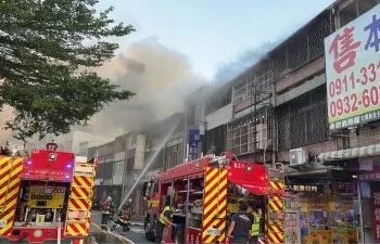 台中南區大慶街住宅竄濃煙！頂樓儲藏室起火延燒鄰宅　消防急撲滅