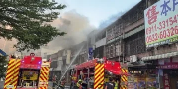 台中南區大慶街住宅竄濃煙!頂樓儲藏室起火延燒鄰宅 消防急撲滅