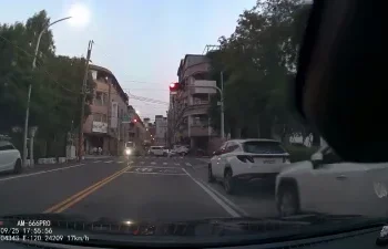 驚險畫面！車停等紅燈突遭後車撞上　失控往前再撞過馬路行人