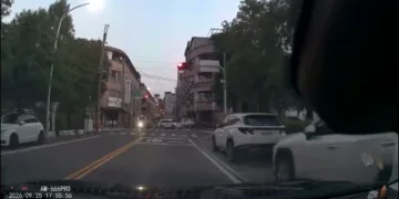 驚險畫面！車停等紅燈突遭後車撞上　失控往前再撞過馬路行人