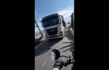 龜山島美景秒變驚魂！砂石車過彎「跨雙黃線逆向超車」逼近騎士　公司道歉終止合作