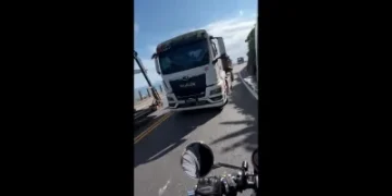 龜山島美景秒變驚魂!砂石車過彎「跨雙黃線逆向超車」逼近騎士 公司道歉終止合作