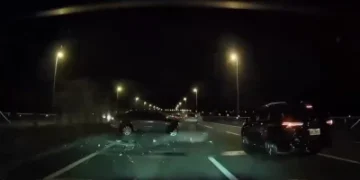 國道自小客車失控撞擊內外側護欄! 直擊女子嚇到尖叫